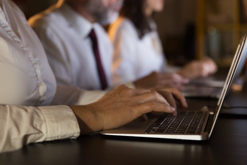 Acordo acaba com escala 6×1 para trabalhadores de TI no Paraná; entenda