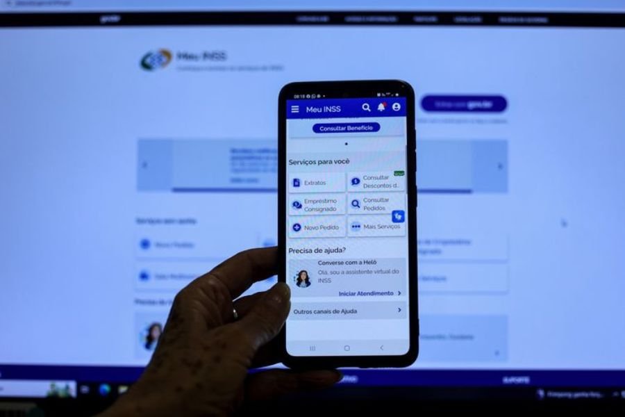 Idosos enfrentam barreiras digitais para acessar serviços do INSS