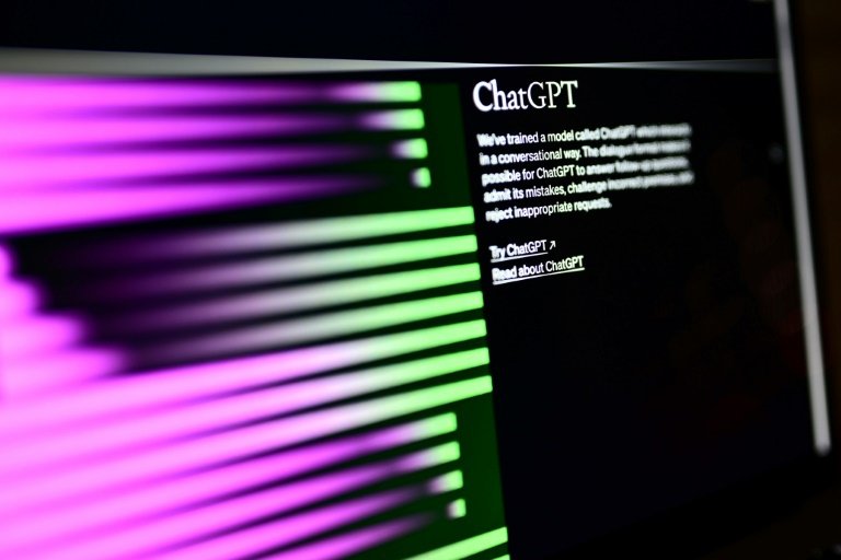 Jovens utilizam IA como ChatGPT para se informar e X resiste apesar das críticas