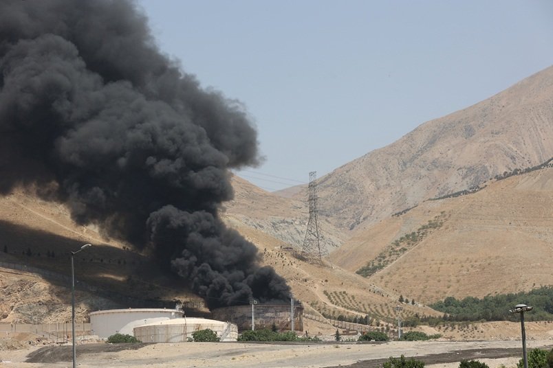 Fumaça surge após o que o Irã diz ter sido um ataque israelense ao depósito de petróleo Sharan em Teerã, Irã.