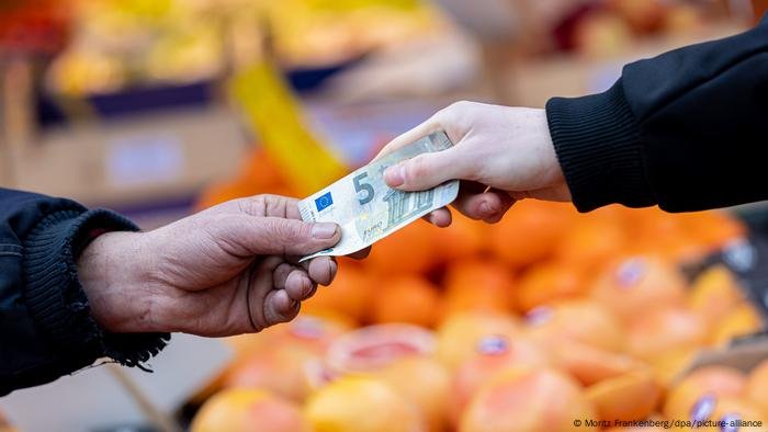 Salário não paga o básico? Por que o ‘Bolsa Família’ alemão cresce mesmo com emprego no país