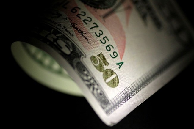Dólar cai abaixo de R$ 5,60 com investidores de olho em dados dos EUA