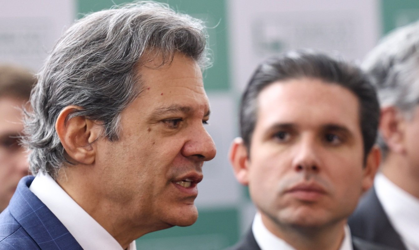 O ministro da Fazenda, Fernando Haddad, e o presidente da Câmara dos Deputados, Hugo Motta, durante entrevista coletiva na Câmara dos Deputados