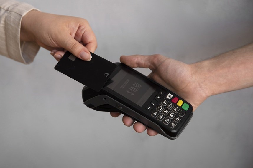 Fotografia de uma máquina de cartão, usada para ilustrar matérias sobre bancos e fintechs