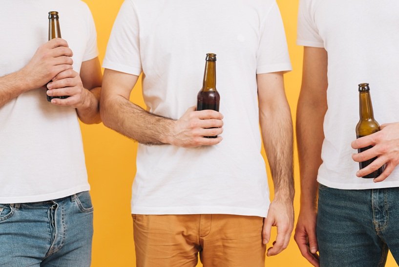 Brasileiro gasta em média R$ 120 com bebida em show e geração Z consome menos álcool