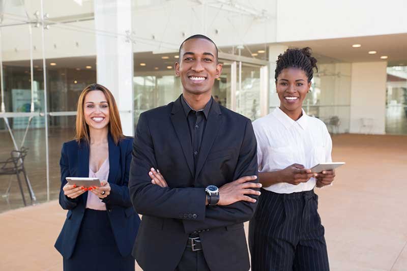 MOVER abre 15 mil vagas para curso de inglês gratuito voltado a profissionais negros