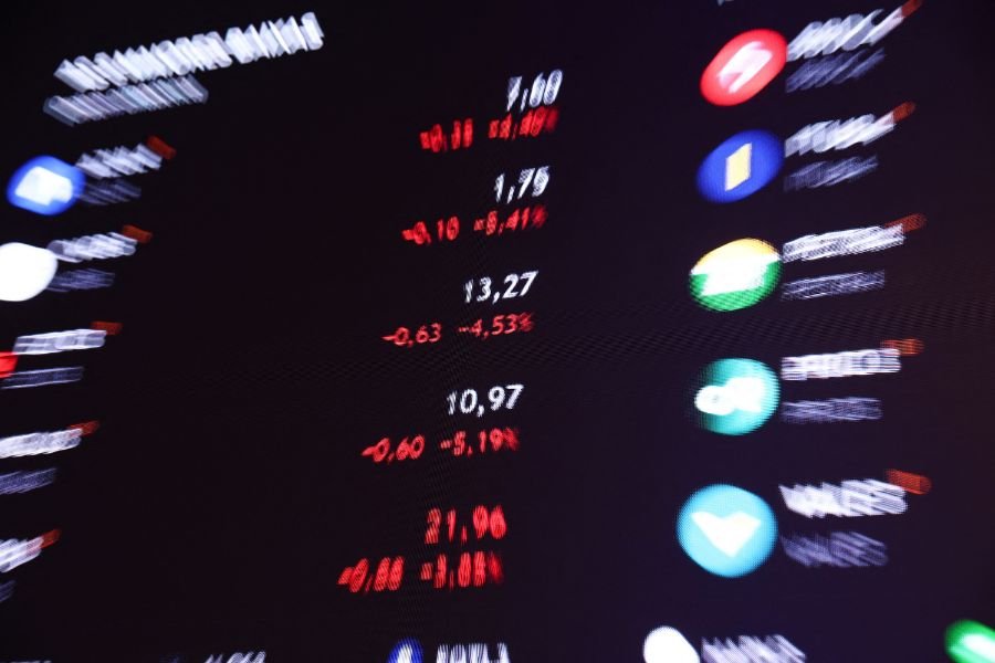 Dólar à vista fecha a R$ 5,67; Ibovespa recua pressionado por B3 e Itaú
