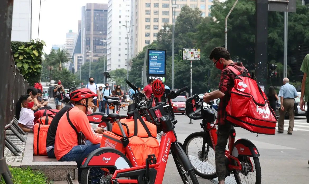 Guerra do delivery: entenda disputa bilionária entre aplicativos pela liderança no Brasil