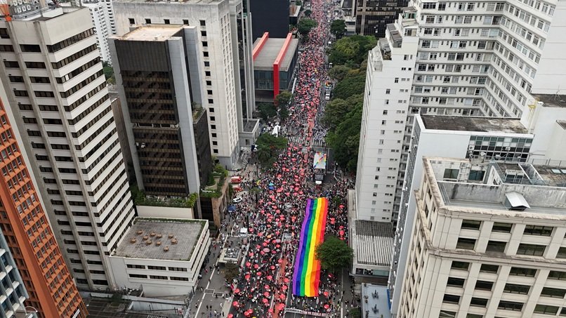 Visão aérea de drone mostra foliões participando da parada anual do Orgulho LGBTQ+ pelos direitos, em São Paulo, Brasil. 