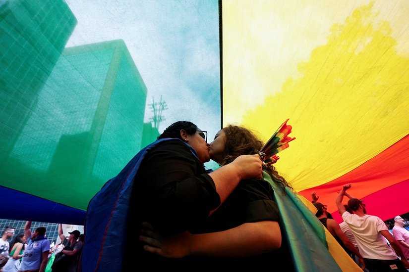 Foliões se beijam durante a Parada do Orgulho LGBT+ em São Paulo, Brasil. 22/06/2025
