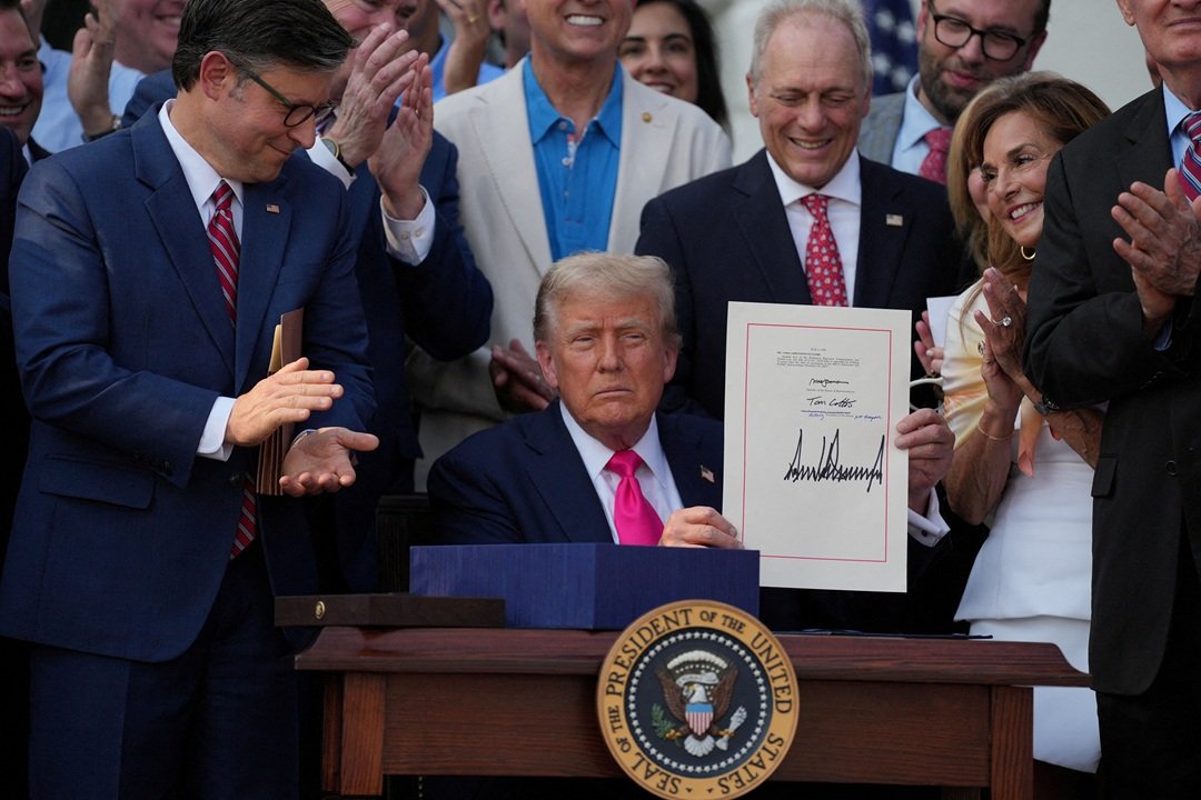 Trump sanciona lei de corte de impostos e gastos