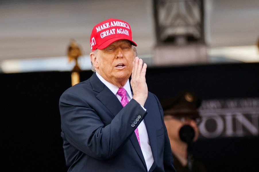 O presidente Donald Trump usa um boné 'Make America Great Again' (MAGA) enquanto participa da cerimônia de formatura na Academia Militar de West Point, em West Point, Nova York, EUA. 24/05/2025