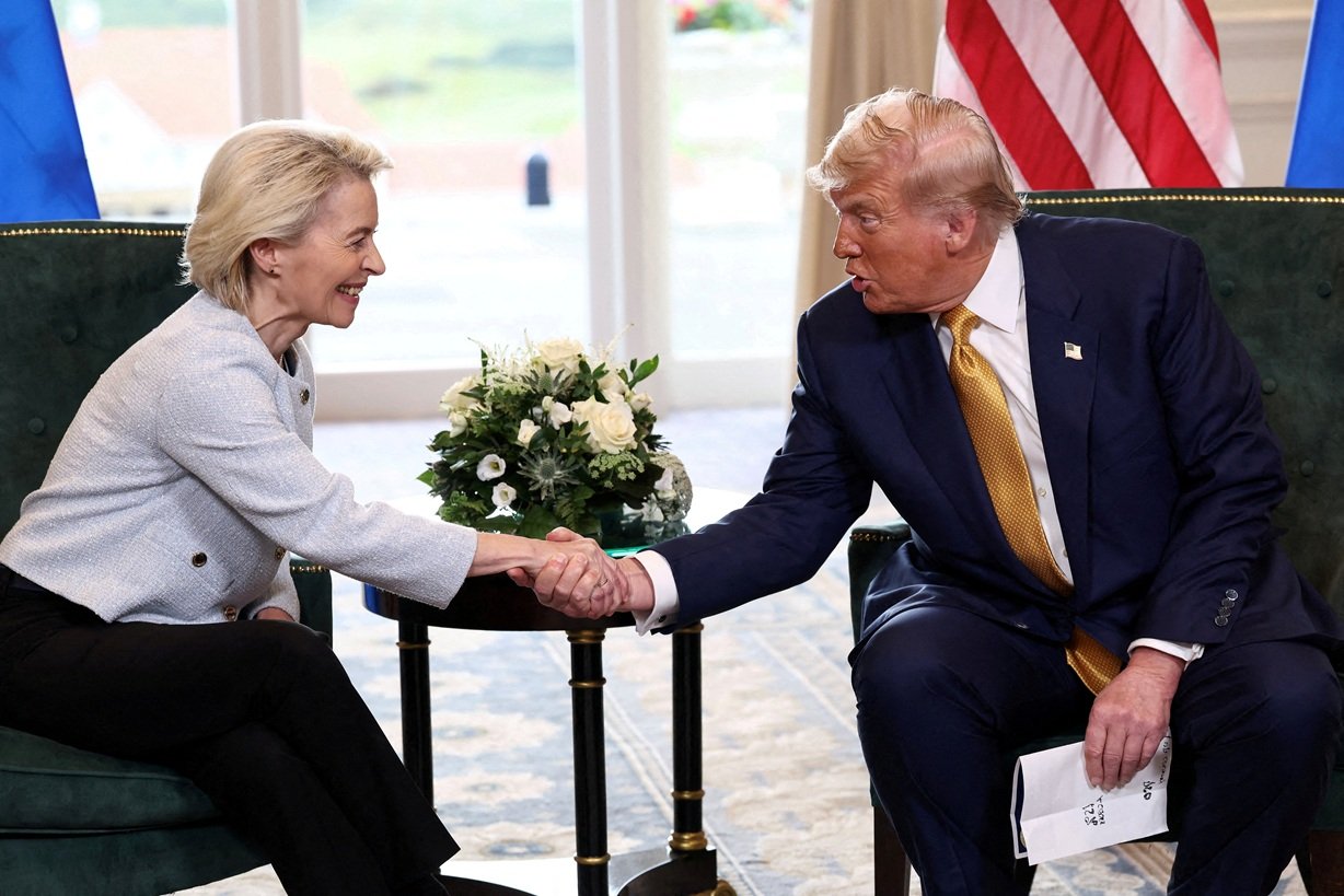 O Presidente dos EUA, Donald Trump, aperta a mão da Presidente da Comissão Europeia, Ursula von der Leyen, após o anúncio de um acordo comercial entre os EUA e a UE, em Turnberry, Escócia, Grã-Bretanha. 27/07/2025