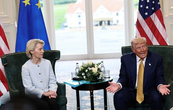 Presidente da Comissão Europeia, Ursula von der Leyen, e presidente dos EUA, Donald Trump, durante reunião em Turnberry, na Escócia