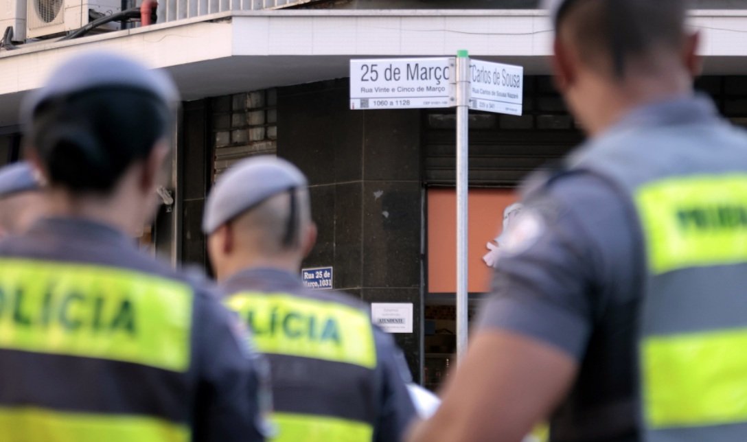Policiais na Rua 25 de Março, que sofreu críticas do governo dos Estados Unidos