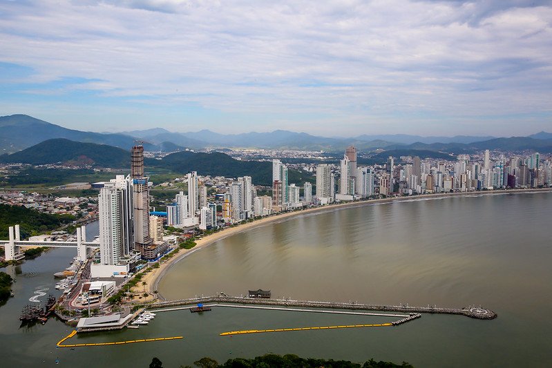 Cidades de SC lideram ranking de m² mais caro do Brasil; veja preço médio por cidade