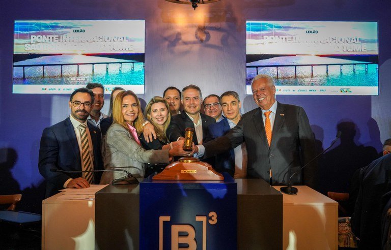 Empresários e autoridades brasileiras e argentinas durante o leilão da Ponte Internacional São Borja – Santo Tomé. 16/07/2025