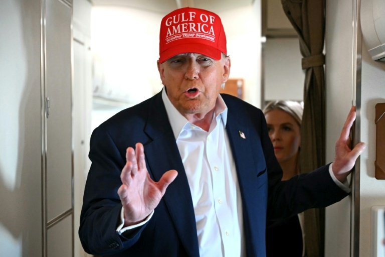O presidente Donald Trump fala com os jornalistas a bordo de seu avião oficial, o Air Force One, em 1º de julho de 2025 durante um voo entre a Flórida e a base de Andrews, perto de Washington - AFP