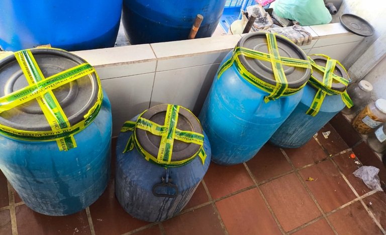 Galões de bebidas apreendidos em Morretes (PR)