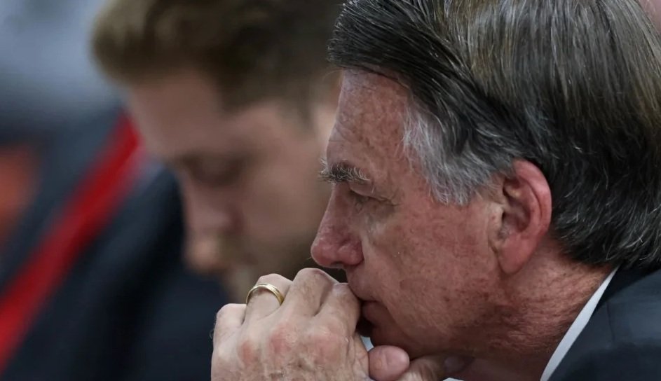 Além de tornozeleira, decisão do STF proíbe Bolsonaro de usar redes sociais