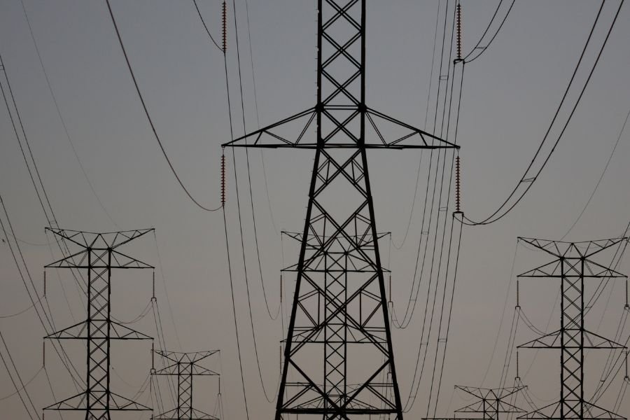 Governo publica MP para frear alta na conta de luz com teto para encargo e leilões de PCHs