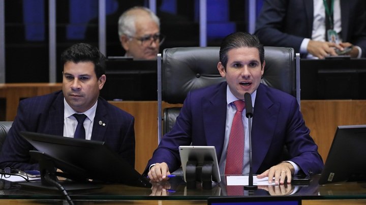 Câmara aprova PEC que atrasa em dez anos a inclusão total dos precatórios na meta fiscal