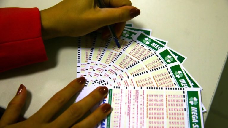 Quanto rendem os R$ 42 milhões da Mega-Sena na poupança, CDB e Tesouro Direto