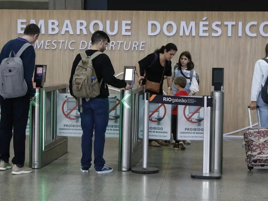 Fotografia de passageiros diante do embarque doméstico para ilustrar matérias sobre tráfego aéreo