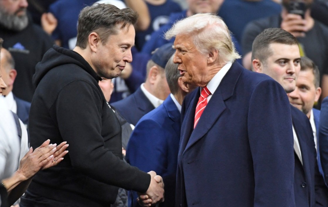 Elon Musk e o presidente Donald Trump durante o Campeonato de Luta Livre Masculina da Divisão I, realizado no Wells Fargo Center