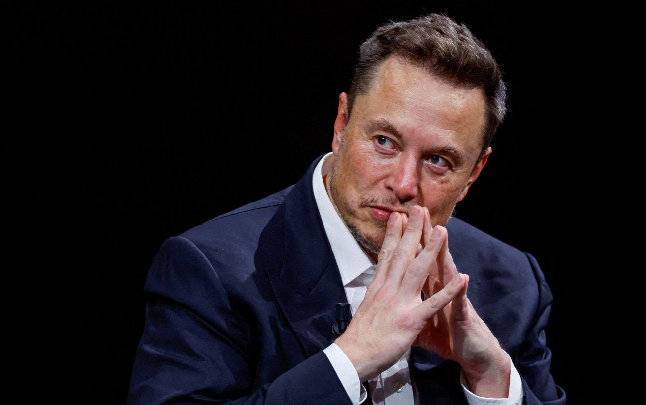 Elon Musk, CEO da SpaceX e da Tesla, gesticula enquanto participa da conferência Viva Technology dedicada à inovação e startups no centro de exposições Porte de Versailles, em Paris, França, em 16 de junho de 2023
