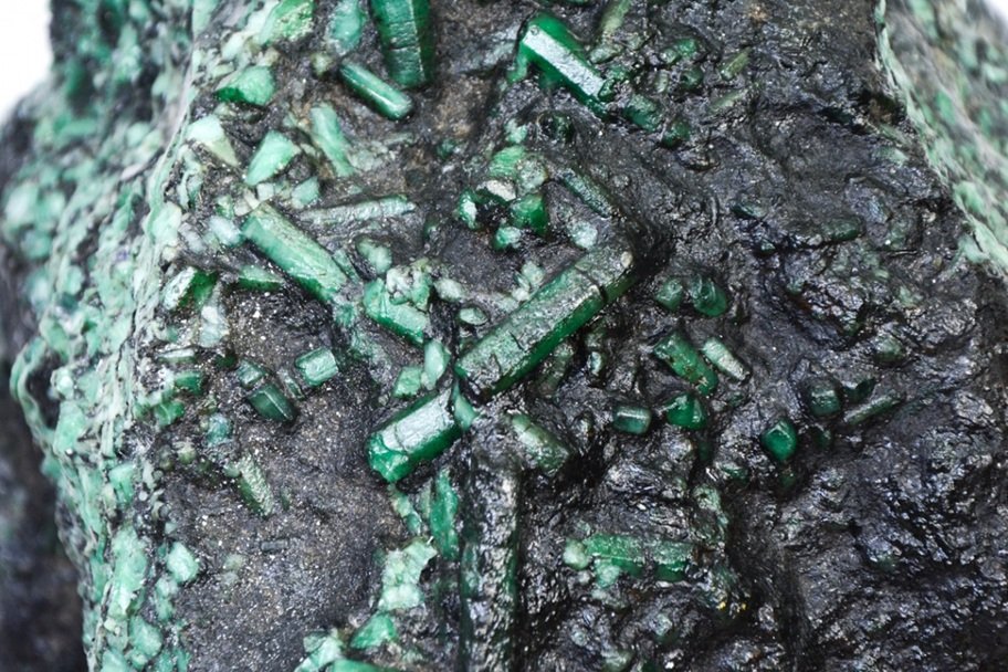 Detalhe da Pequena Notável, canga de esmeraldas a ser leiloada com lance mínimo de R$ 100 milhões