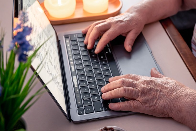 Proporção de idosos que utiliza internet subiu de 44,8% para 69,8% em 5 anos