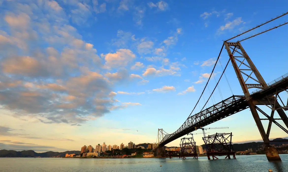 Fotografia da ponte Hercílio Luz em Florianópolis, capital de Santa Catarina (SC)