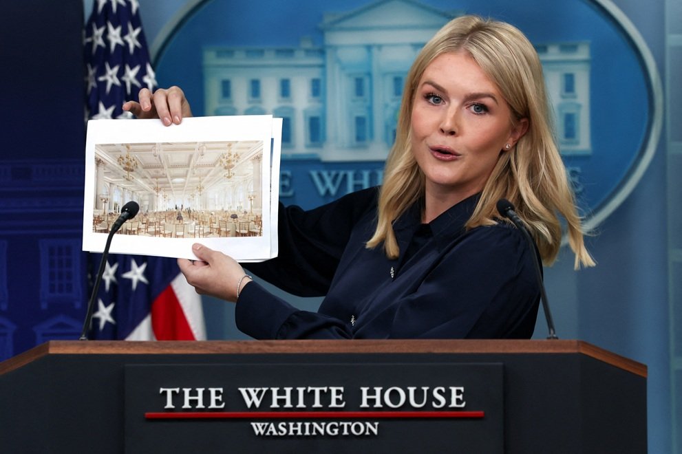 Secretária de imprensa da Casa Branca, Karoline Leavitt, segura uma imagem de uma representação do novo salão de festas da Casa Branca a ser construído por vontade de Trump