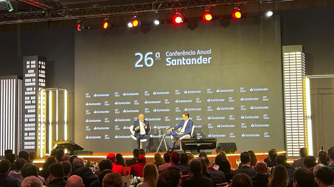 O vice-presidente do Brasil, Geraldo Alckmin (esq.), e o CEO do Santander Brasil, Mario leão (dir.) em painel da 26ª Conferência Anual do Santander; tarifas; tarifaço