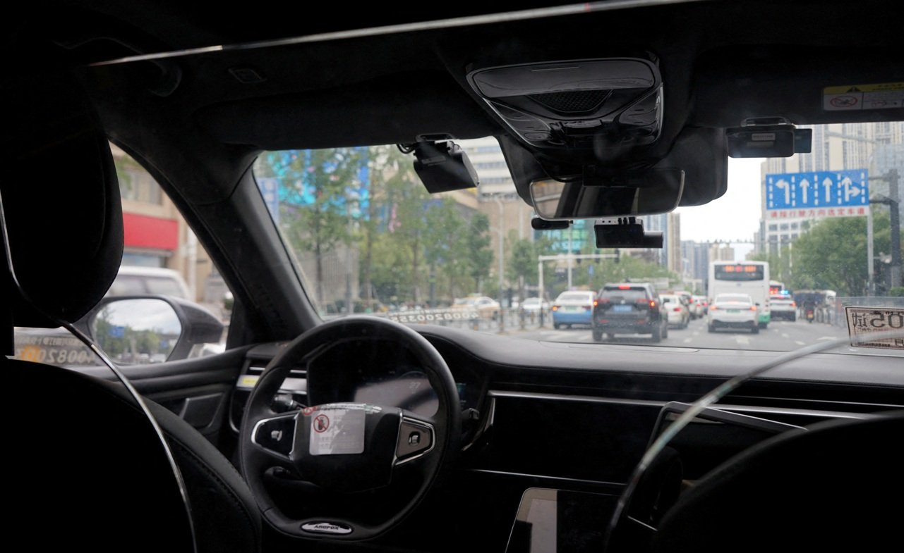 Um carro autônomo da Apollo Go, serviço de robotáxi da Baidu , circula em uma estrada em Wuhan, província de Hubei, China, em 19 de julho de 2024