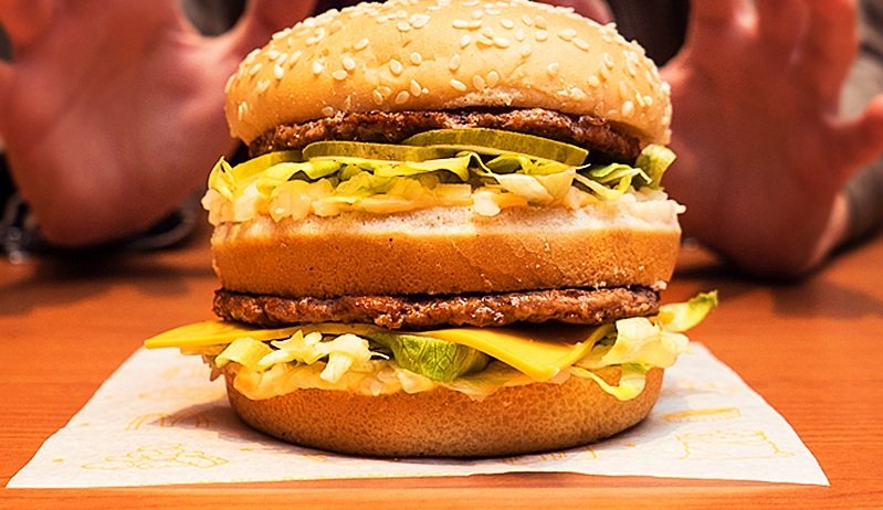 Fotografia de um Big Mac, lanche do McDonald's que integra a promoção do McDia Feliz