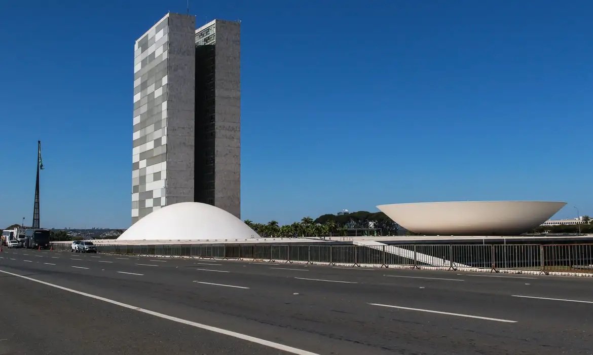 Fotografia da fachada da Câmara dos Deputados e do Senado Federal, as duas casas legislativas que compõe o Congresso Nacional do Brasil