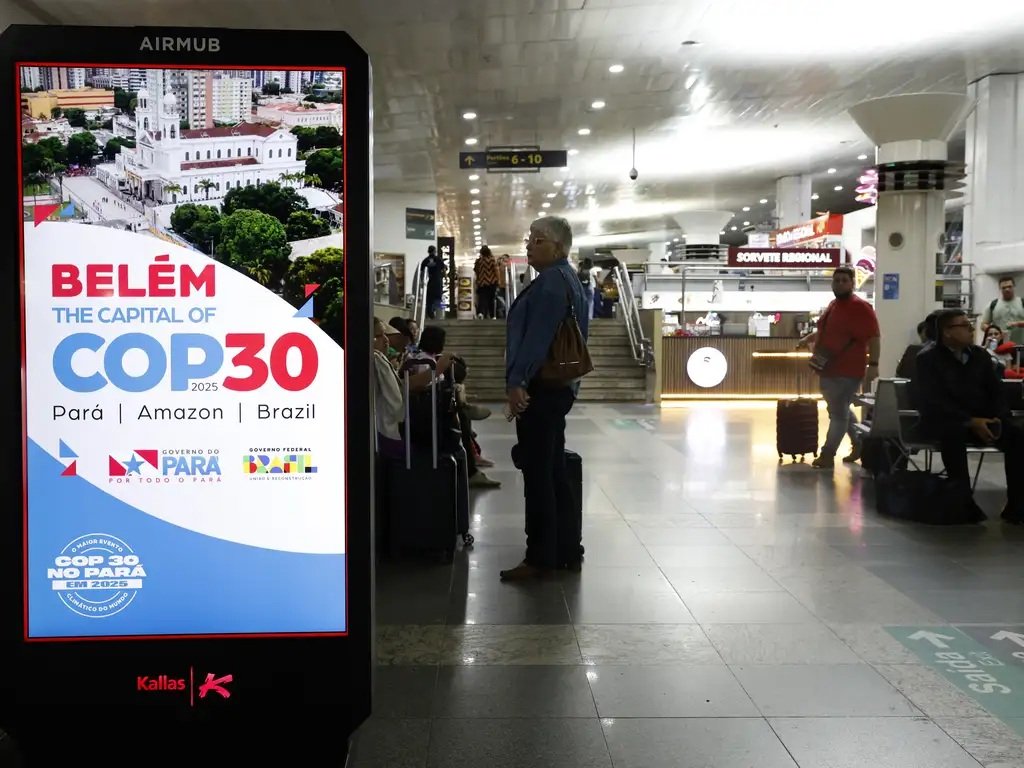 Propaganda da COP-30 no saguão de embarque do Aeroporto Internacional de Belém - Júlio César Ribeiro/Val-de-Cans.