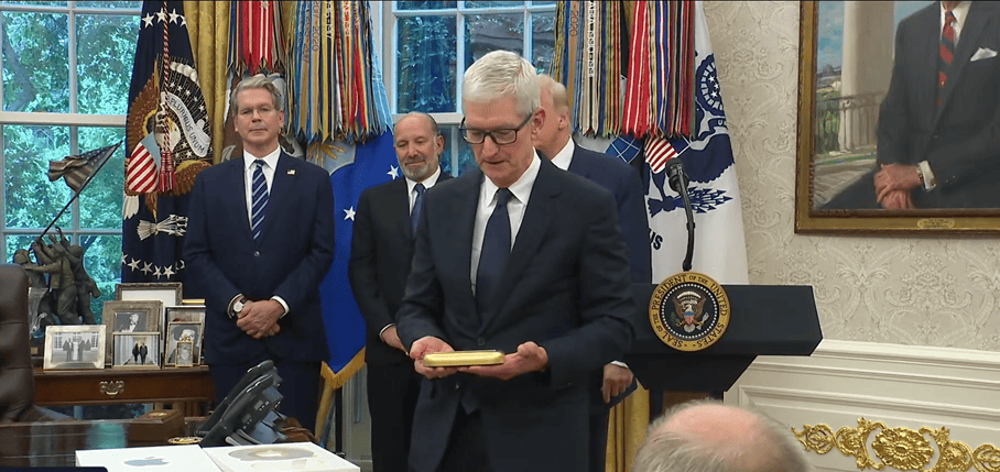 Tim Cook, CEO da Apple, entrega artefato de ouro ao presidente dos Estados Unidos, Donald Trump