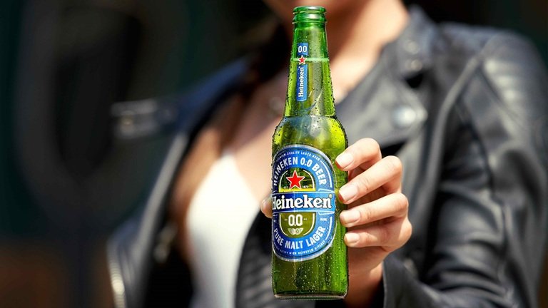 Pessoa segura garrafa de Heineken 0.0
