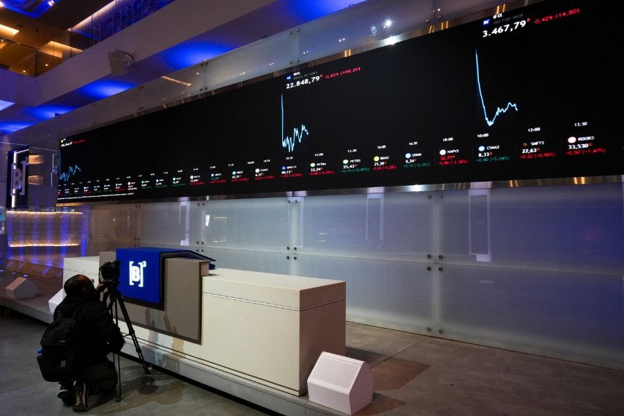 Ibovespa recua com bancos entre maiores pressões; Raízen é destaque negativo