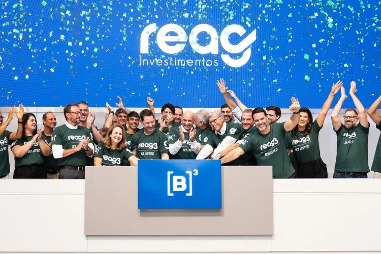 Reag Investimentos se apresenta como maior gestora de recursos independente do país, com mais de R$ 250 bilhões, e é listada na bolsa de valores desde 2021