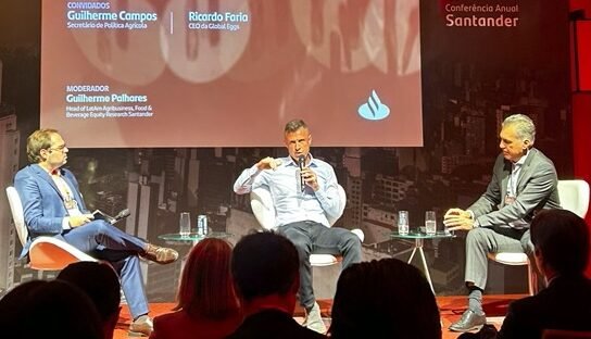 Da esquerda para direita: Guilherme Palhares, Head of LatAm Agribusiness, Food & Beverage Equity Research do Santander; Ricardo Faria, CEO da Global Eggs; e Guilherme Campos, Secretário de Política Agrícola; tarifaço; ovos; global eggs