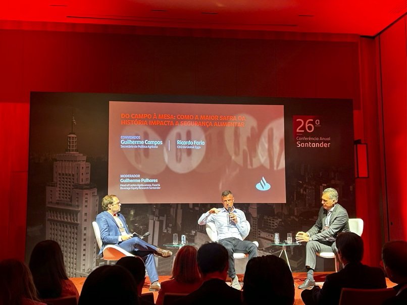 Da esquerda para direita: Guilherme Palhares, Head of LatAm Agribusiness, Food & Beverage Equity Research do Santander; Ricardo Faria, CEO da Global Eggs; e Guilherme Campos, Secretário de Política Agrícola; tarifaço; ovos; global eggs