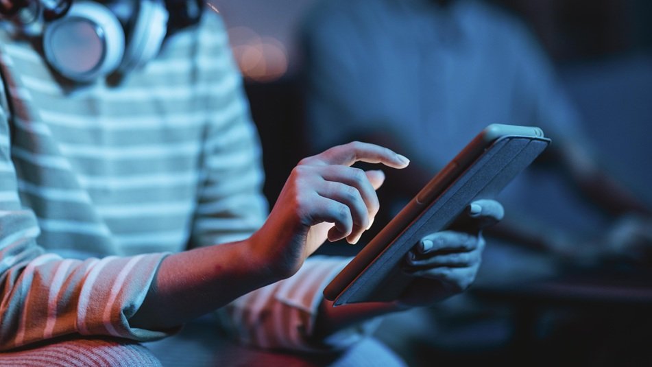 Fotografia de uma pessoa a mexer em um tablet para ilustrar matérias sobre fintechs