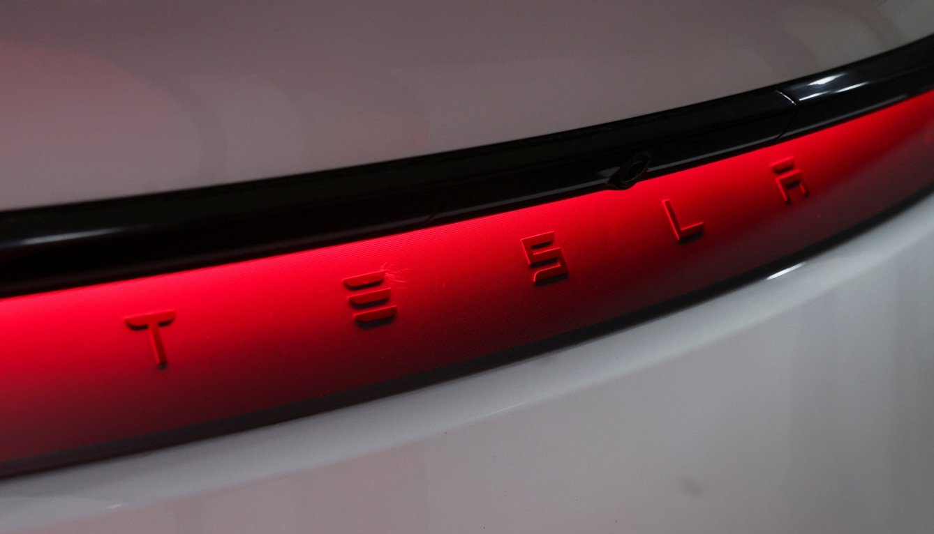 Um Tesla Model Y no primeiro showroom da Tesla na Índia, em Mumbai, Índia, em 4 de agosto de 2025