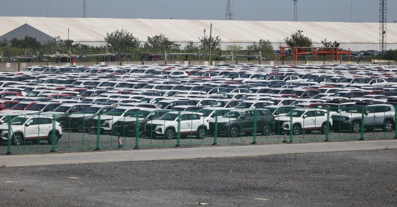 Um depósito de carros novos em Xangai em setembro. As políticas que fizeram da China uma potência automotiva global agora estão causando turbulência no setor. REUTERS/Go Nakamura