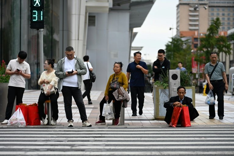 Atividade industrial e consumo desaceleram na China em meio a dificuldades econômicas