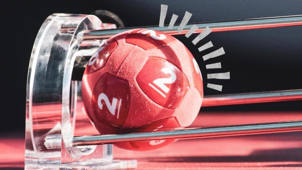 Fotografia de uma bola vermelha utilizada no sorteio da loteria Powerball